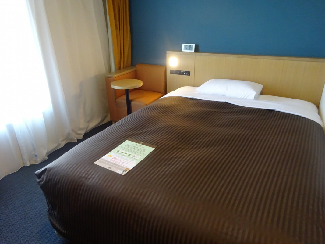 ベッドは広々。テーブルが小さすぎるのが玉に瑕。