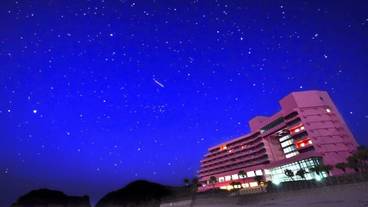 施設の正面 (日没後) / 2