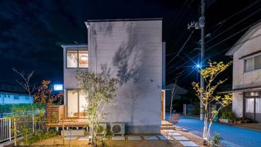 施設の正面 (日没後) / 1