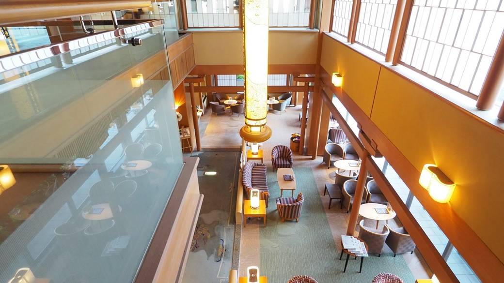 庭園ビューの館内で
優雅にチェックイン / 3