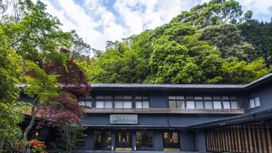 どこか懐かしい雰囲気
老舗温泉旅館へin / 2