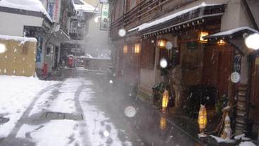 施設の正面 (日没後) / 1