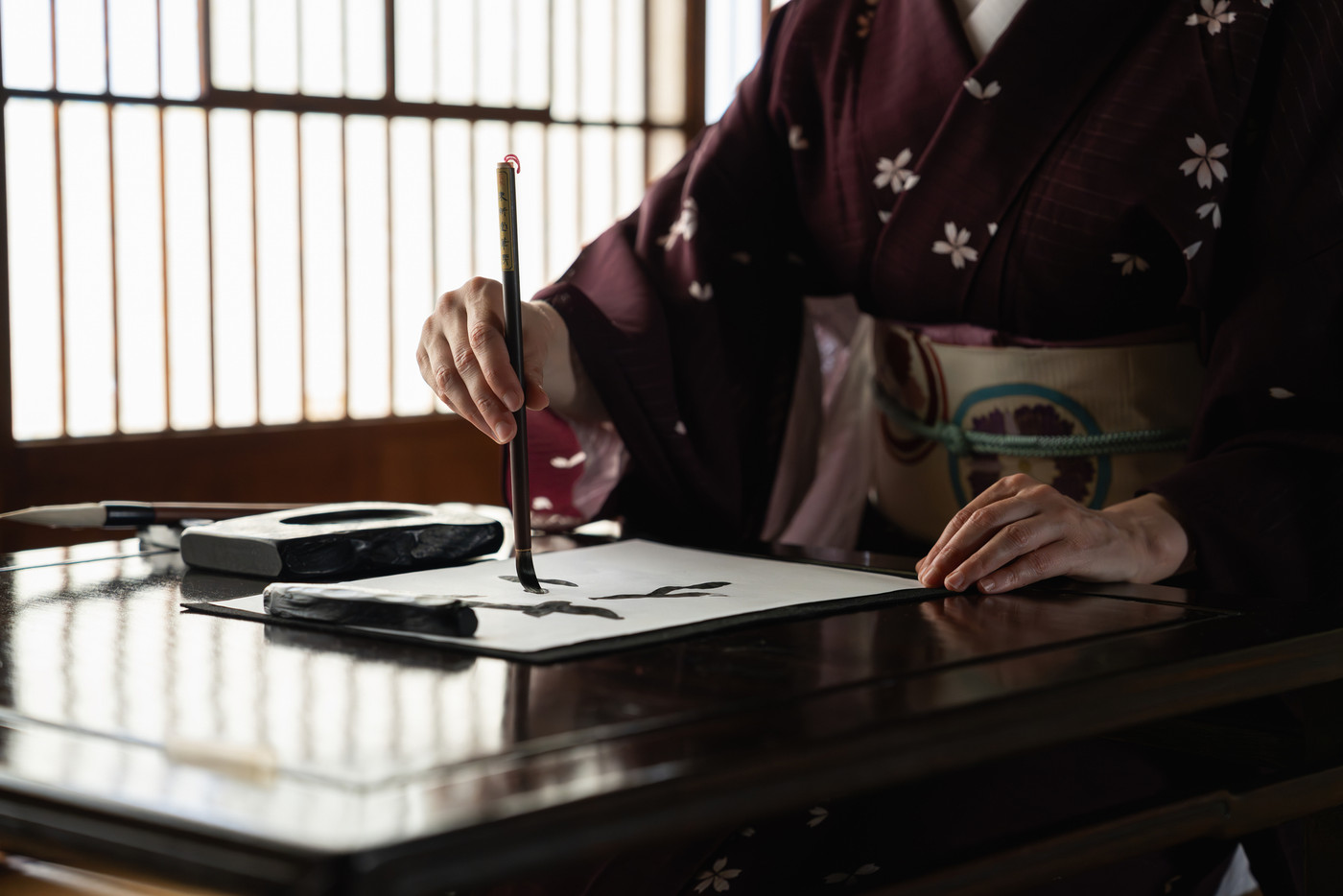 書道をする外国人女性