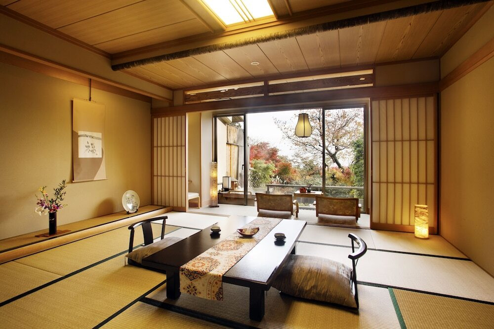 客室内のダイニングエリア