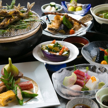 食事は地物の懐石料理。旅情あふれるメニューを味わって4256645