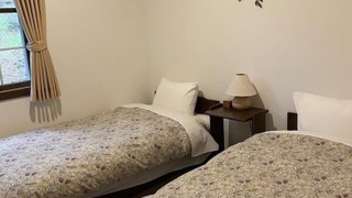 ツインルーム共用バス、2シングルベッド (禁煙)