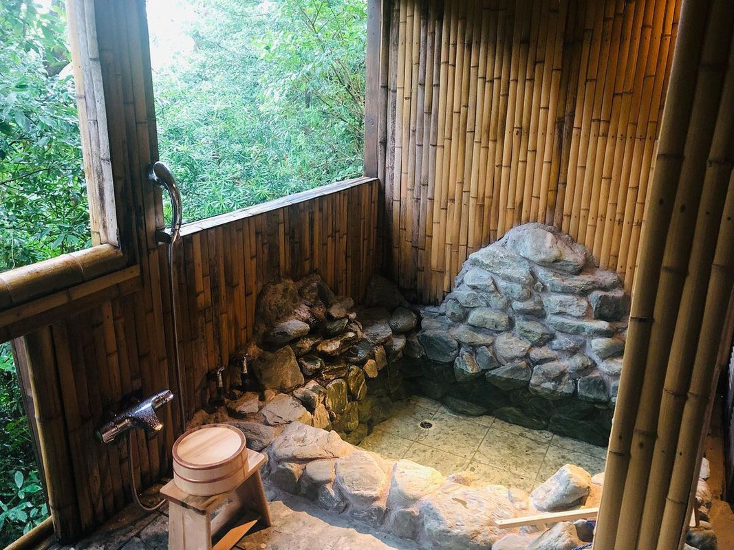 客室「すみれ」の露天風呂 / 1