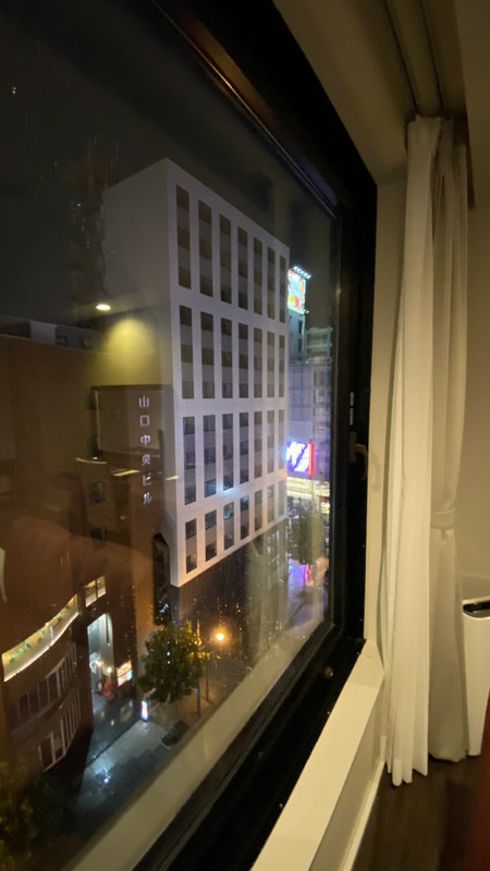 札幌のビジネスホテルにしては窓は大きい