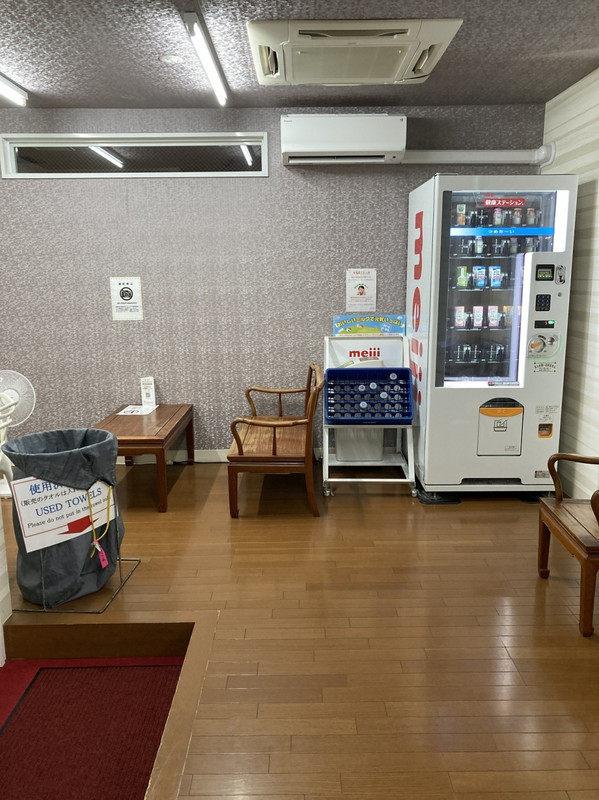 銭湯でもあるので脱衣所には自販機がありました