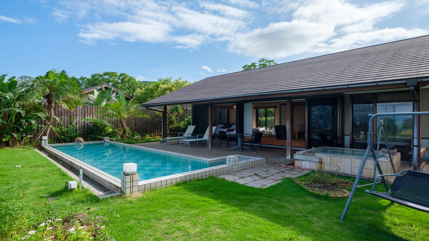 温泉水プールで涼を独り占め！3417223