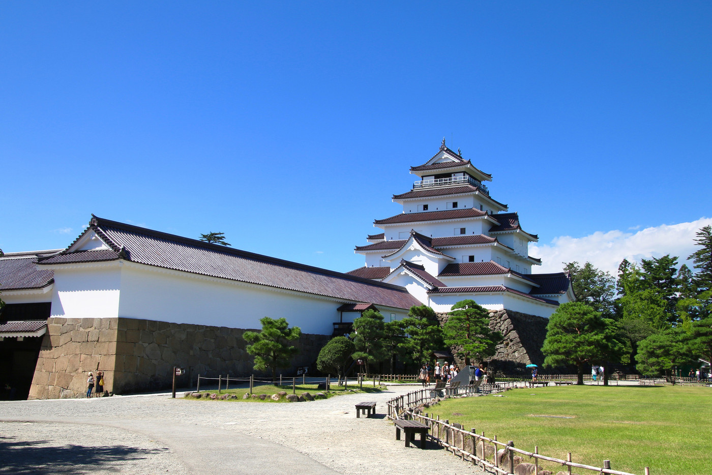 夏の鶴ヶ城(会津若松市)