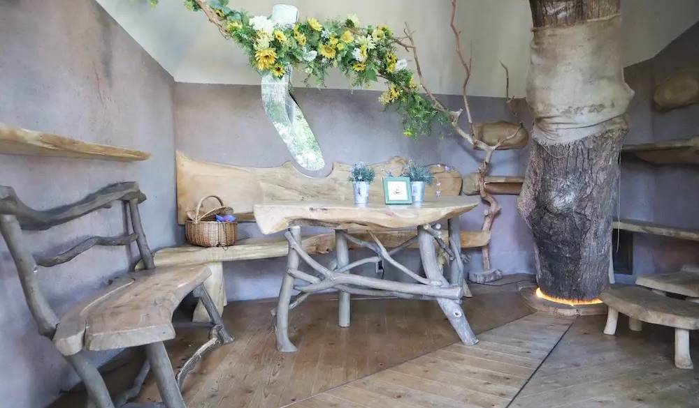 午後はツリーハウス内でティータイムが楽しめます。1日3組限定の貸切。童話に出てくるような雰囲気の中、家族や友人と特別な45分間を満喫しましょ。