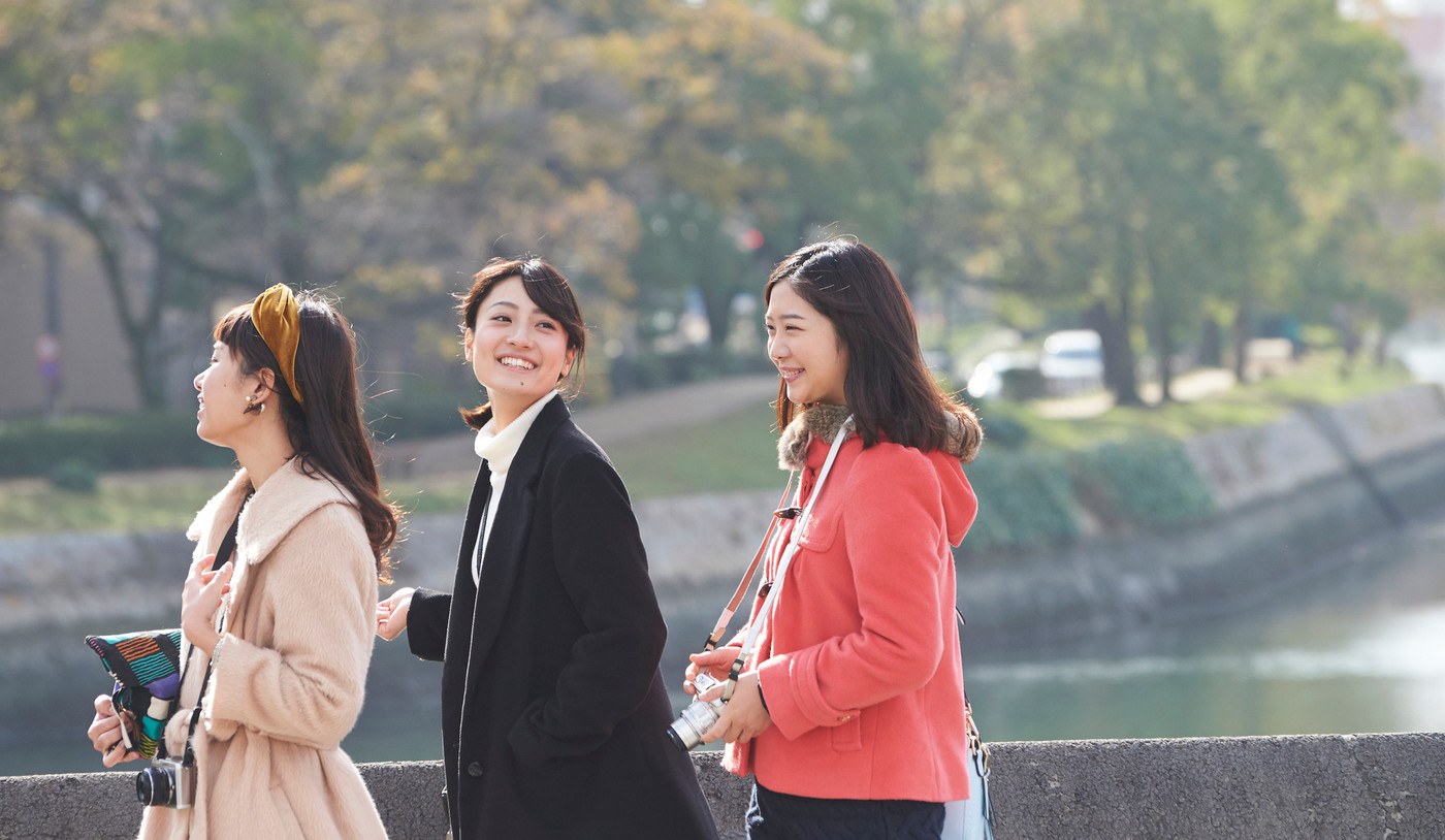 観光　女性　広島平和記念公園