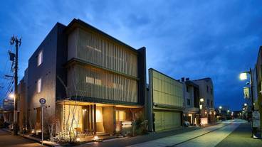 施設の正面 (日没後) / 3