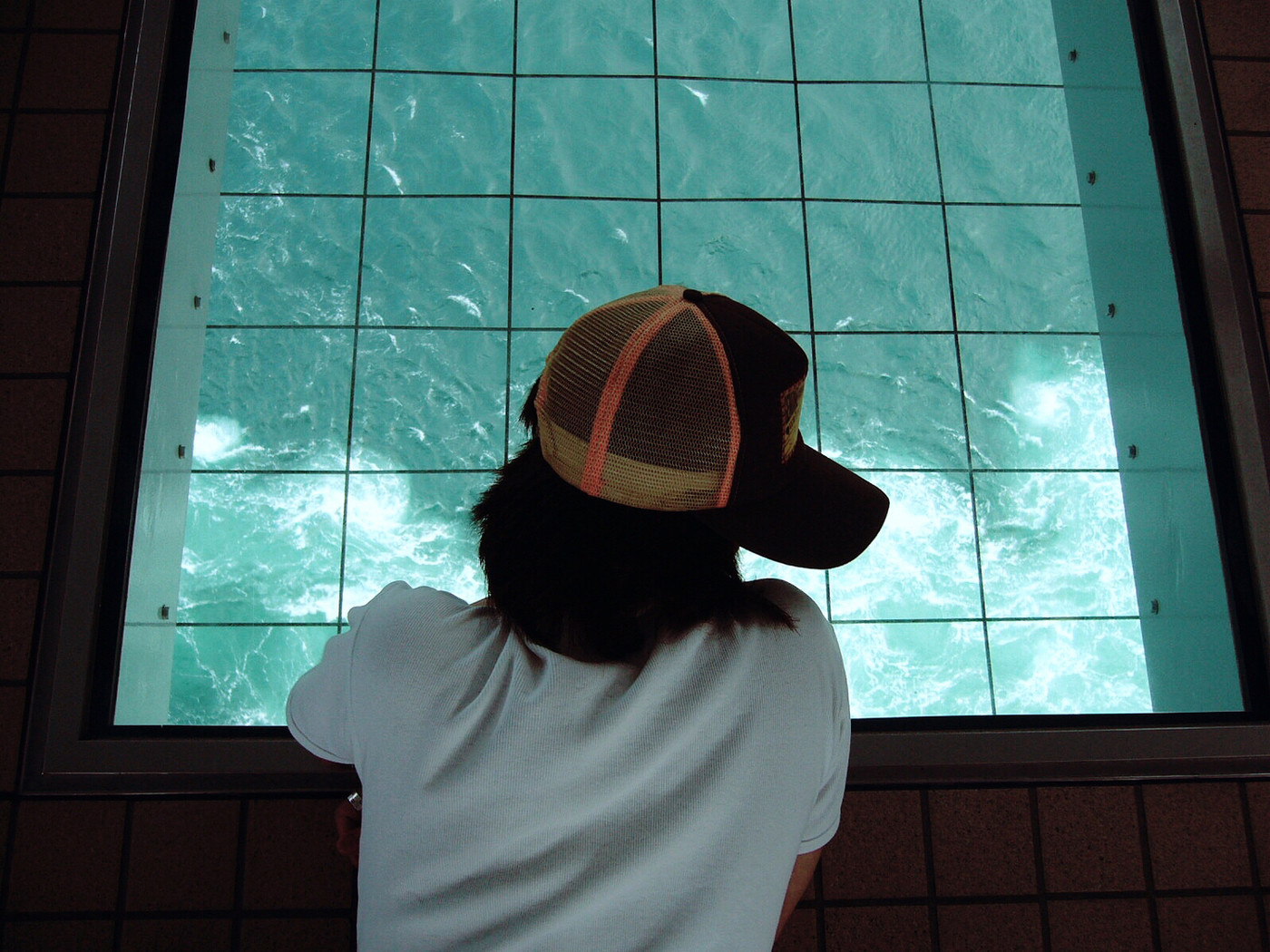 鳴門大橋から見る渦潮