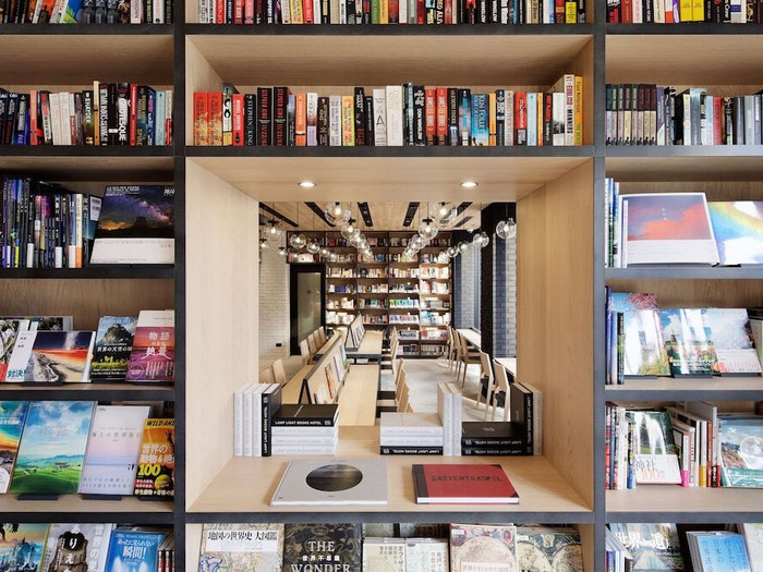 旅とミステリを中心におよそ3,000冊の本が並ぶ1階の本屋さんで、その日の1冊をじっくり選んで