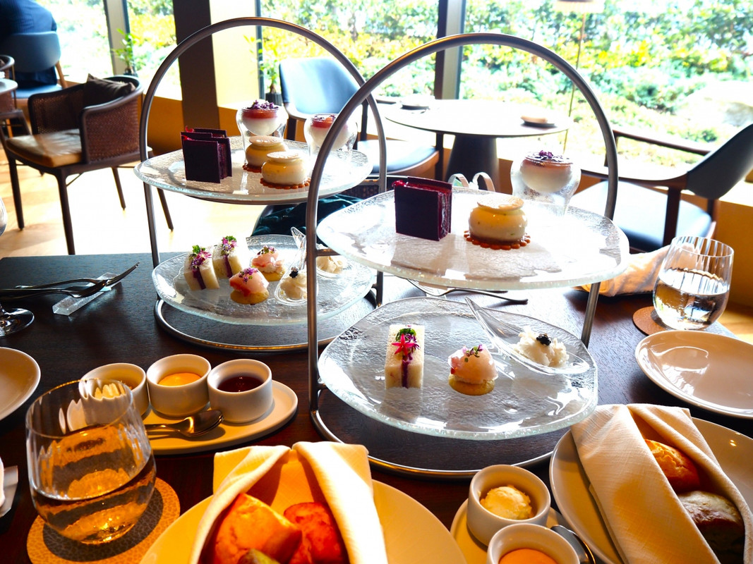 ラウンジでのアフタヌーンティ