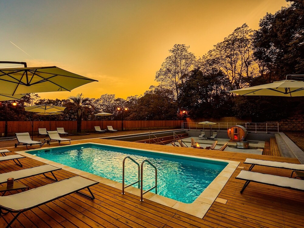 夕焼けに染まるプール