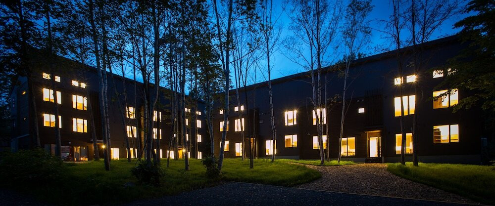 施設の正面 (日没後)