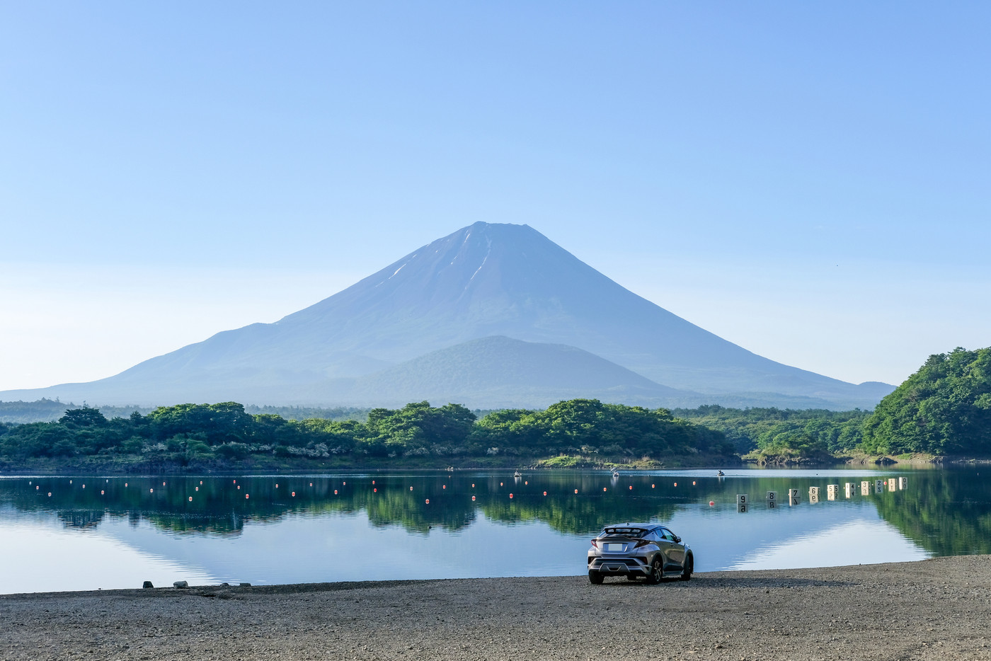 精進湖からの富士山とシルバーのSUV