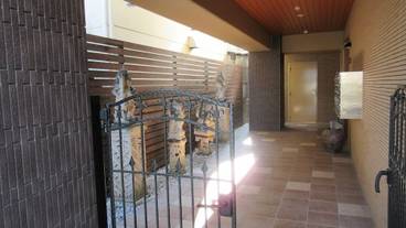 施設の入り口 / 3