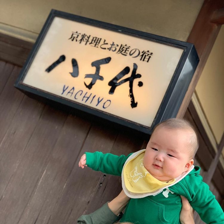 子どもの部屋代が無料の「初めての赤ちゃん旅行デビュー」プランで予約したそう。由緒ある宿でありながら子連れ旅でも安心して楽しめる配慮がされている / 3