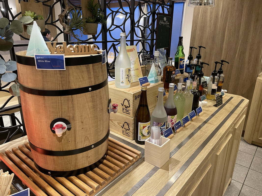 ウェルカムバー　手前はワインの樽