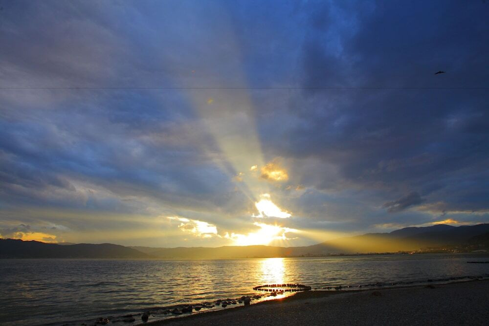 宿を出ればすぐに湖。自然のパワーを感じて3451285