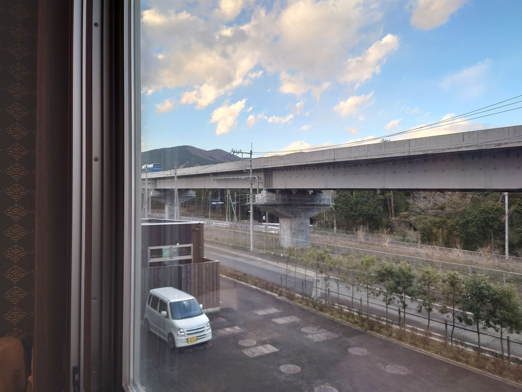 ホテル横をスルーしてきた国道138号