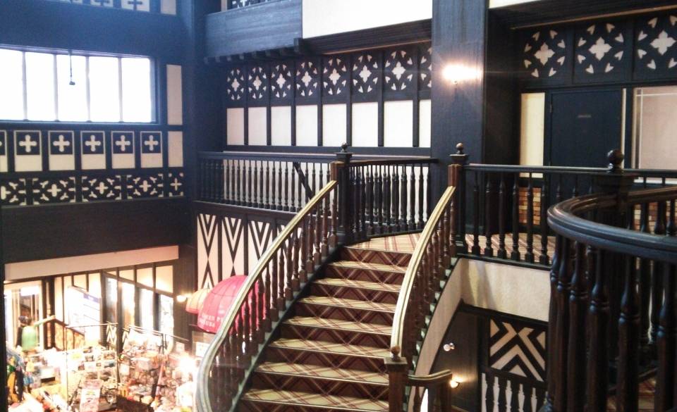 吹き抜けのロビー / 3