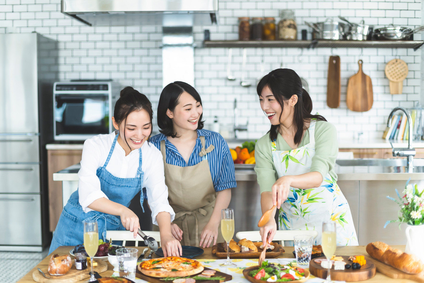 料理を取り分ける女性