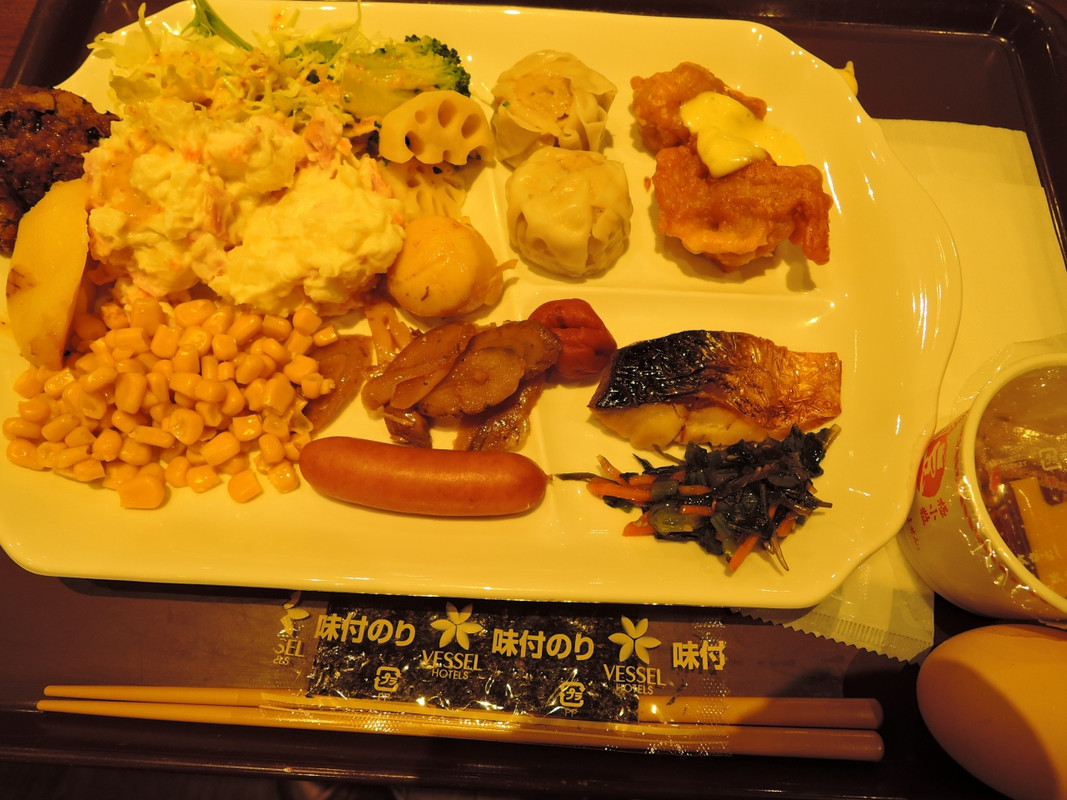 ブッフェ式の朝食 料理をお皿に盛りつけ