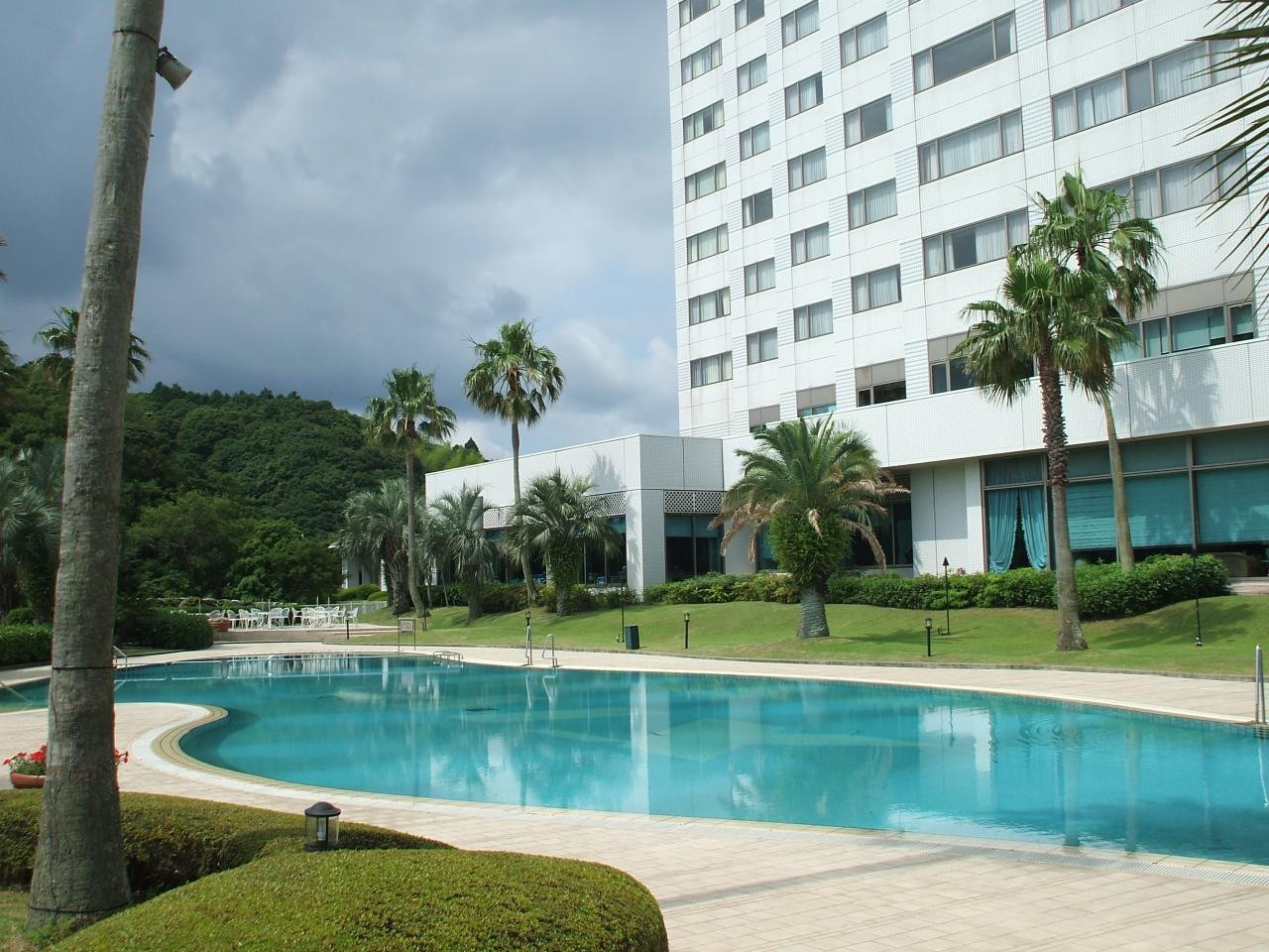 敷地内を散歩しながらお気に入りのスポットを見つける3363202