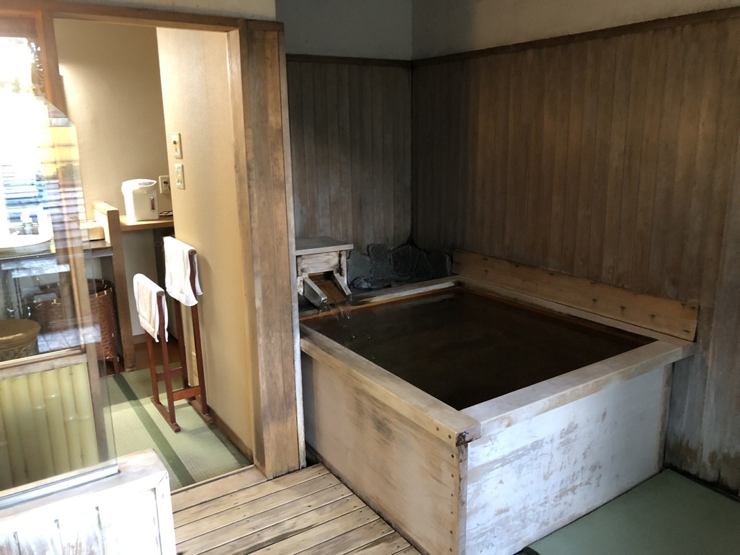 部屋風呂は広いが窓が閉まらず寒い