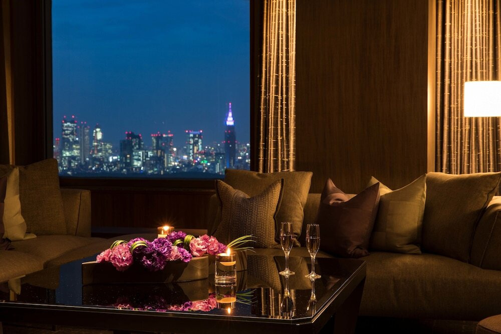 天空の夜景に癒されつつ、2人でお祝いケーキを楽しむ夜4770753