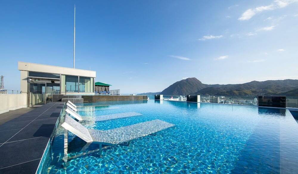 夏の夜には花火が見えることも / 1