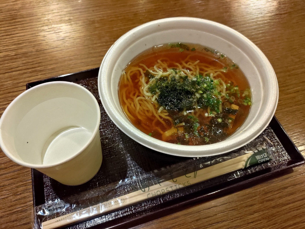 夜には無料の夜泣きそばのサービスあり