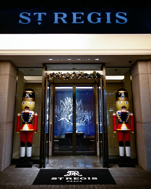 クリスマスシーズンはくるみ割り人形がお出迎え！