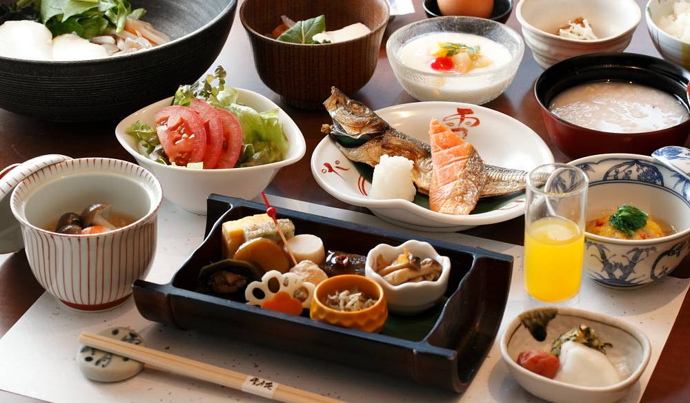 種類豊富な朝食で
朝から贅沢な時間を / 1