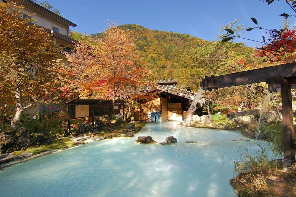 乳白色からコバルトブルー、千変万化の「泡の湯」3924071