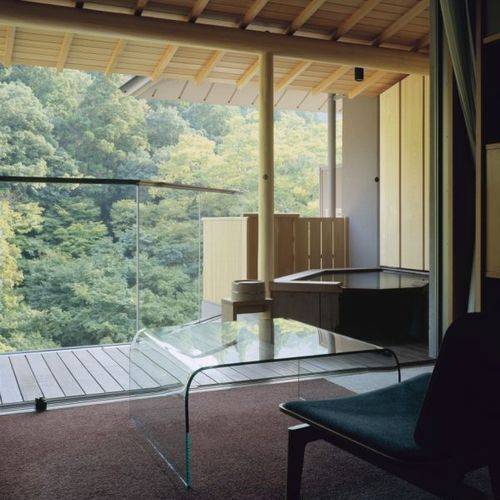 緑に包まれる空間
客室から望む自然林 / 2