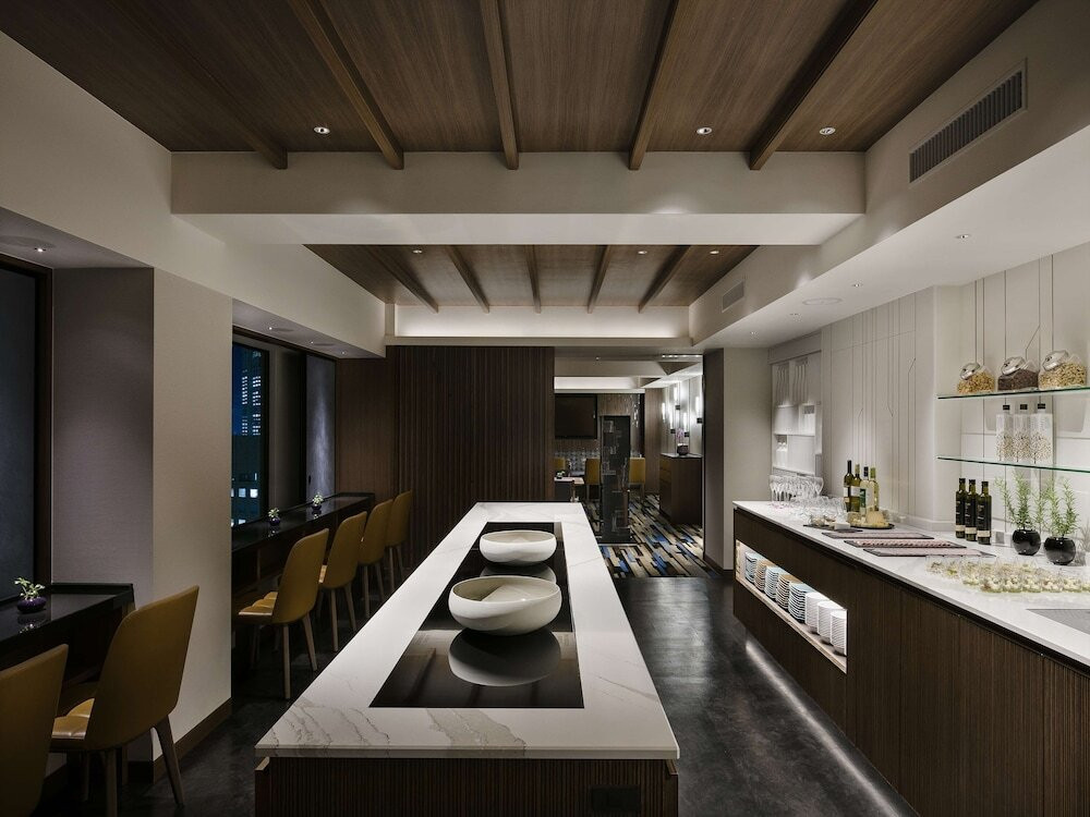 37階のラウンジで新宿の街を眺めながら至福のひと時を4283909