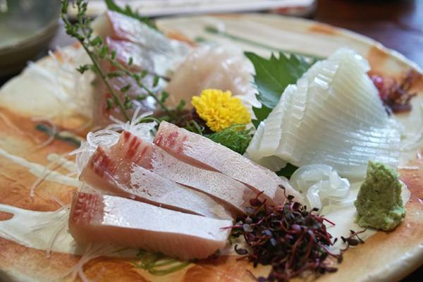 老舗寿司屋「松鮨」で
鴨川漁港の地魚を堪能 / 2