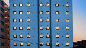 施設の正面 (日没後) / 1