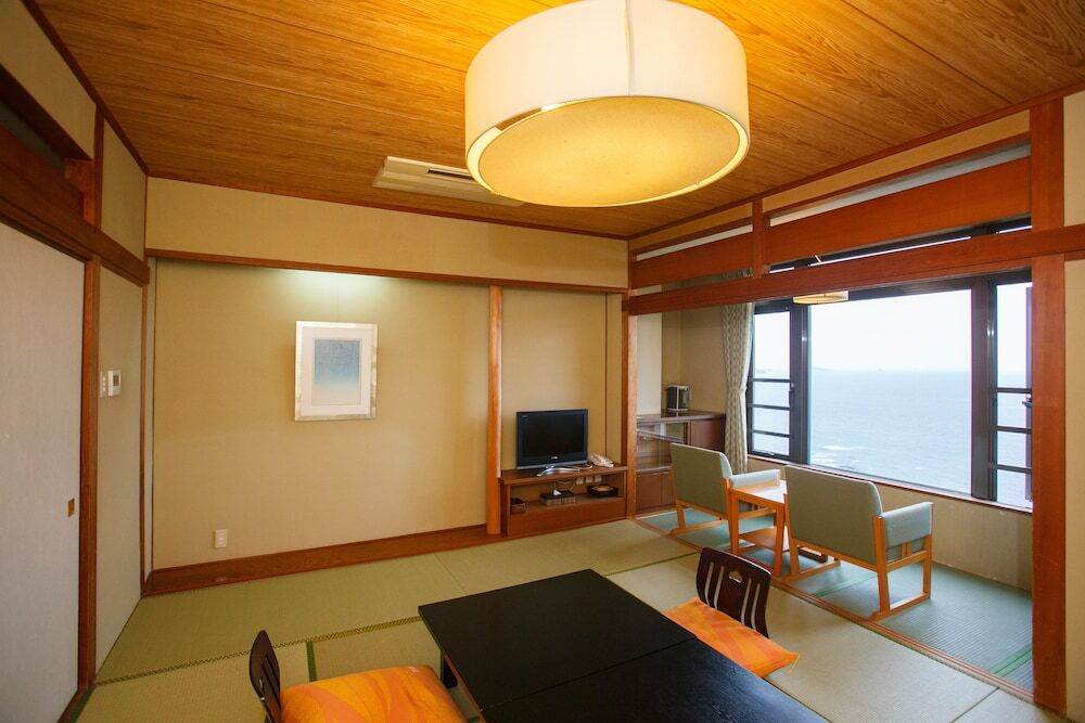 客室内のダイニングエリア