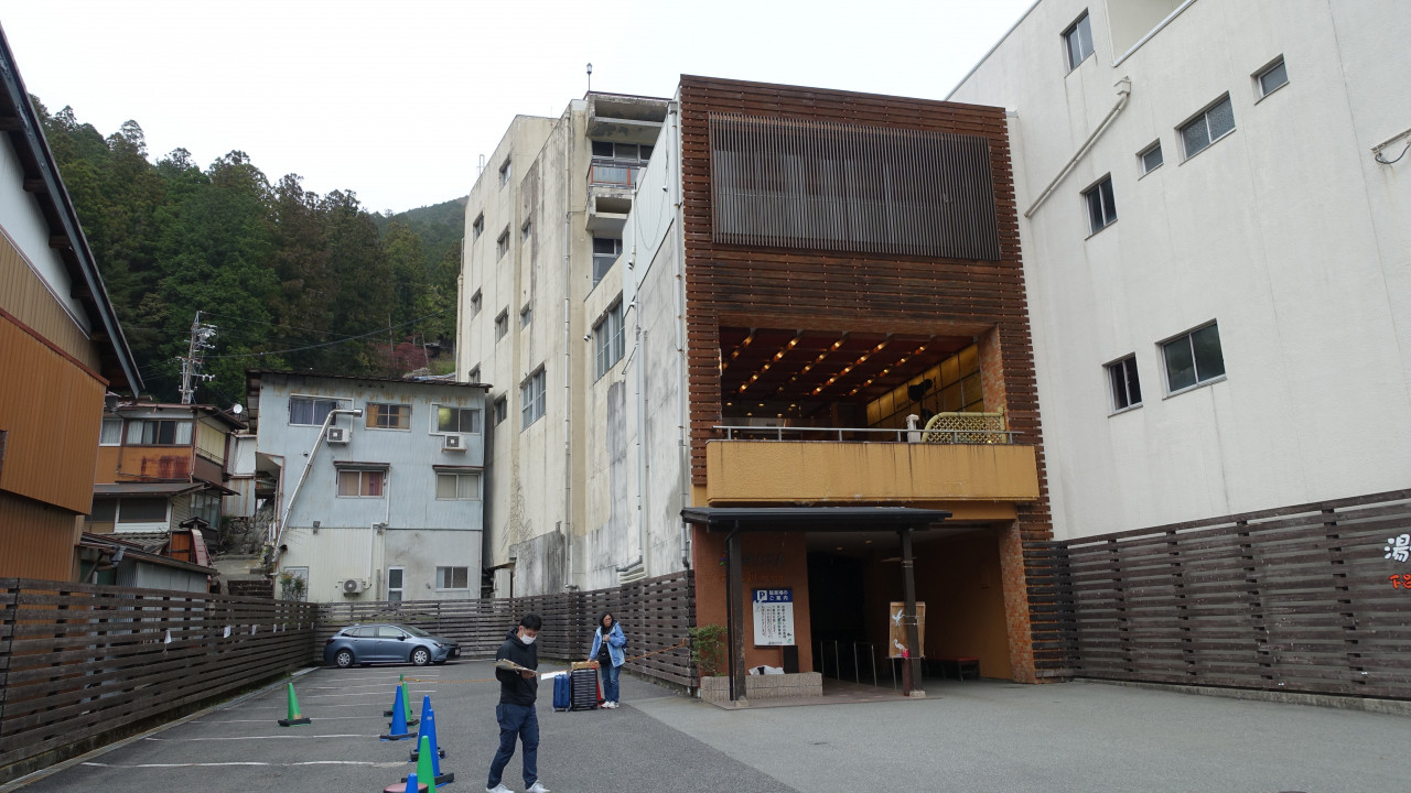 建物は大きいが古いままで手が加えられていない