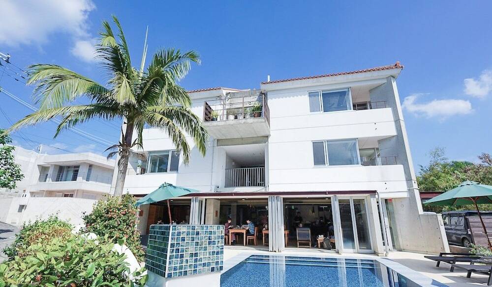 ホテル外観とプール / 1