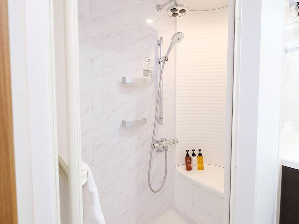 バスルームのシャワー