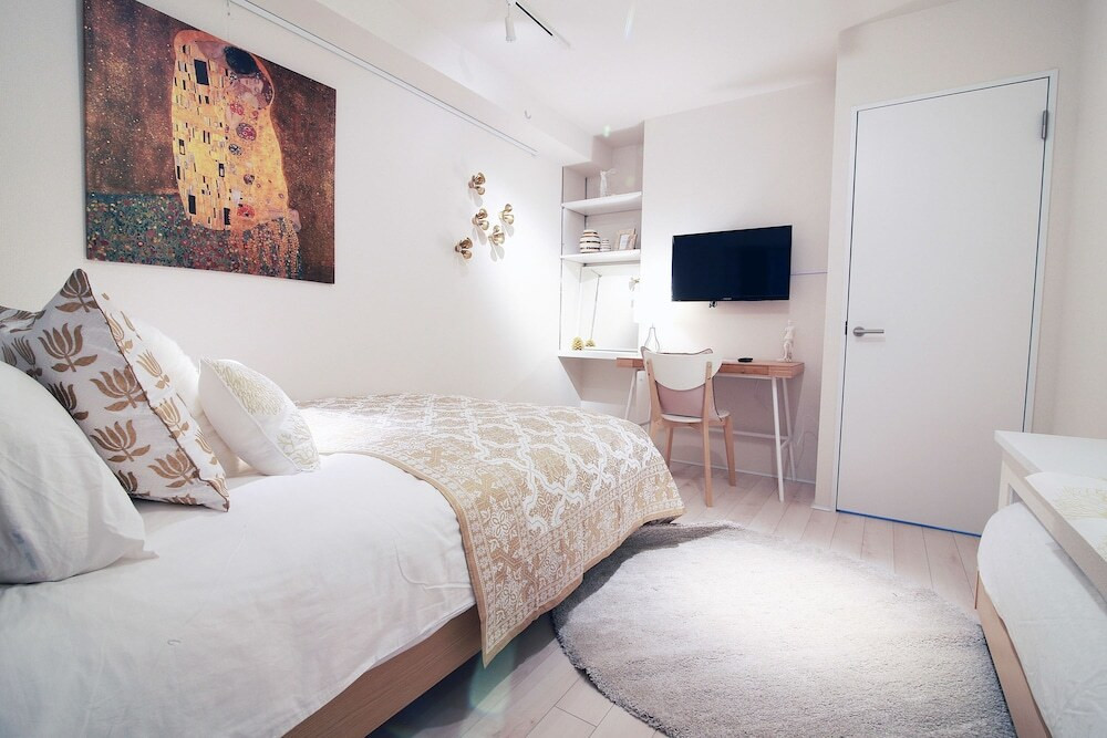 静かな環境で仕事に集中できる、モダン客室のホテル3448977