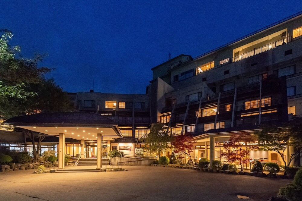 施設の正面 (日没後)